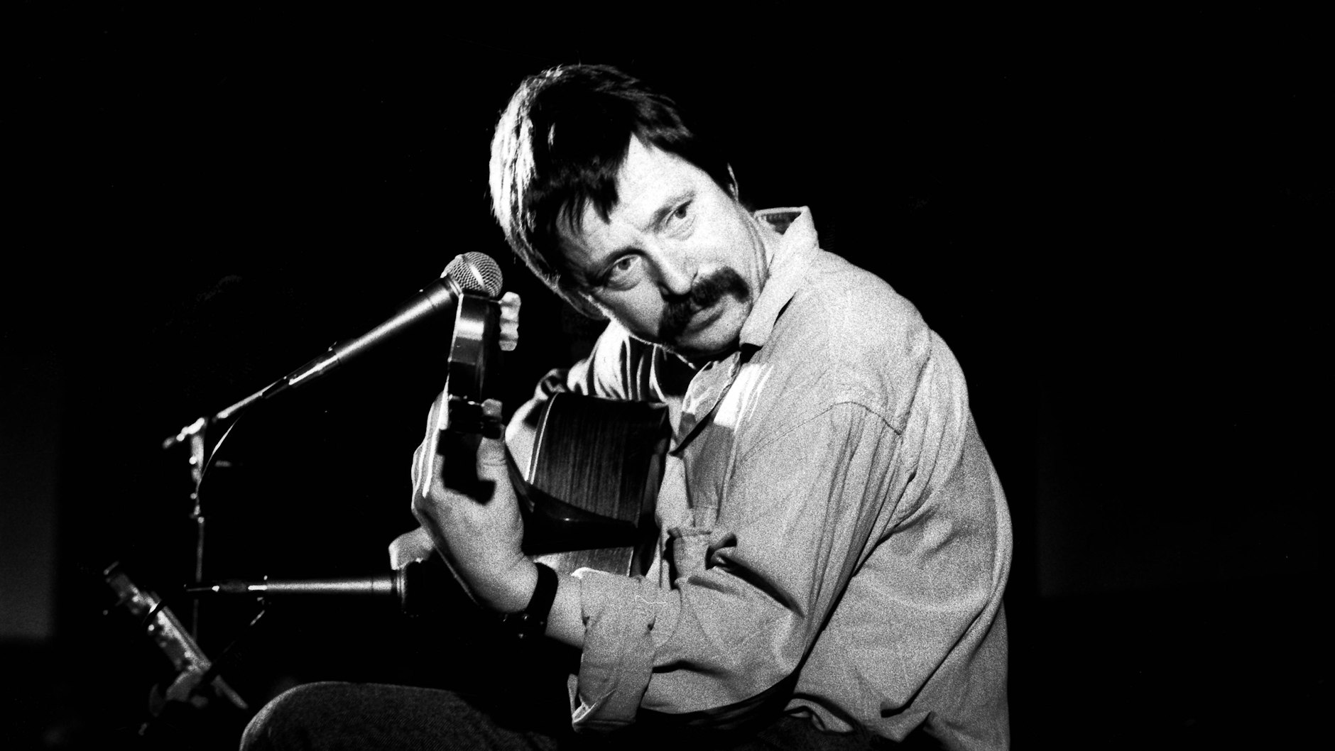 Wolf Biermann während eines Konzerts in der TU Berlin