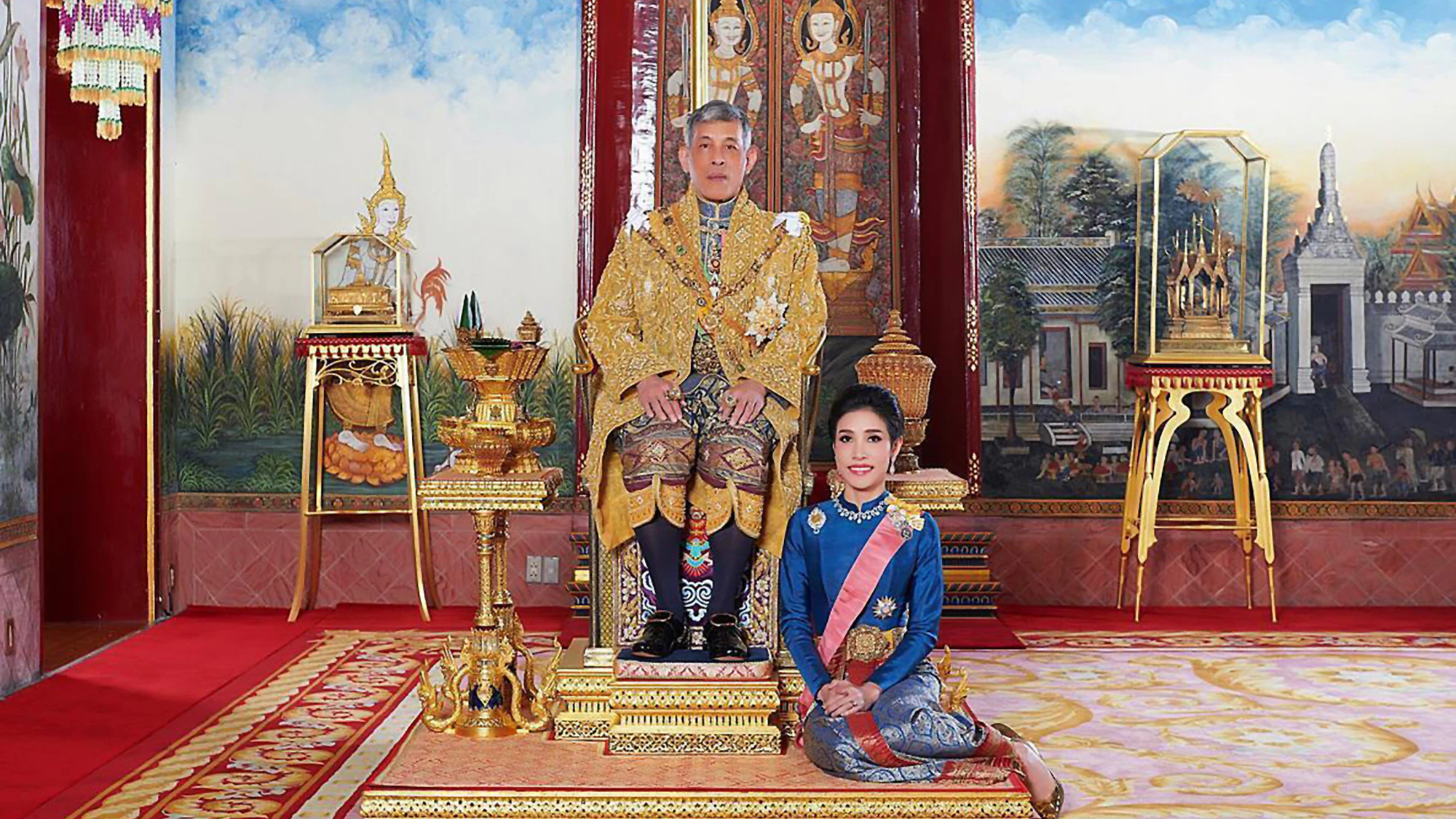 König&nbsp;Maha Vajiralongkorn mit seiner Zweitfrau&nbsp;Sineenatra Wongvajirabhakdi, genannt „Koi“.