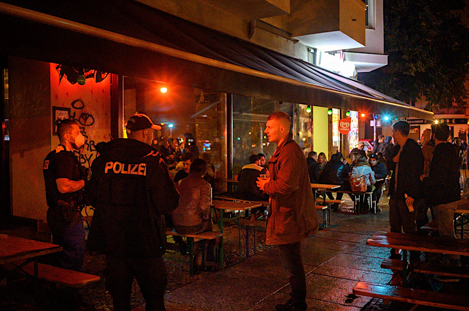 Am Schlesischen Tor kontrollieren Polizisten die Einhaltung der Sperrstunde.<br>
