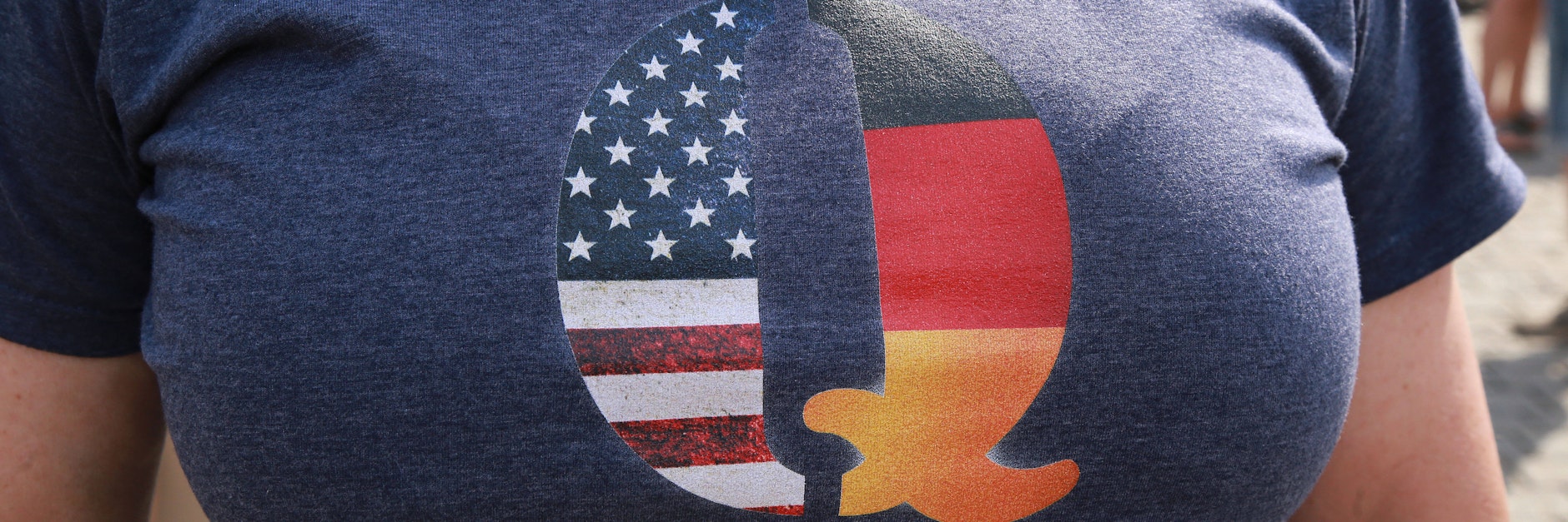 Eine Frau trägt ein QAnon-T-Shirt bei einer Dortmunder Demo gegen die Corona-Eindämmungsvorschriften.