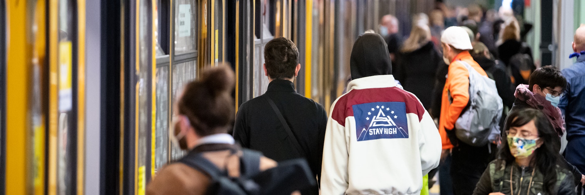 Ein Zug der Linie U6 steht im Bahnhof Französische Straße.