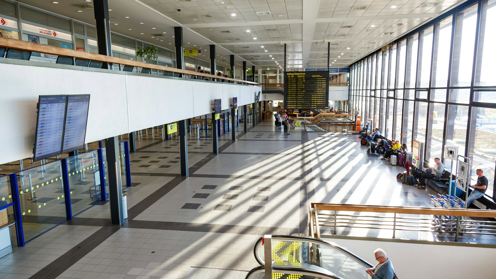 Die Empfangshalle des Flughafens Schönefeld. Vom 25. Oktober an heißt diese Luftverkehrsanlagen BER Terminal 5.