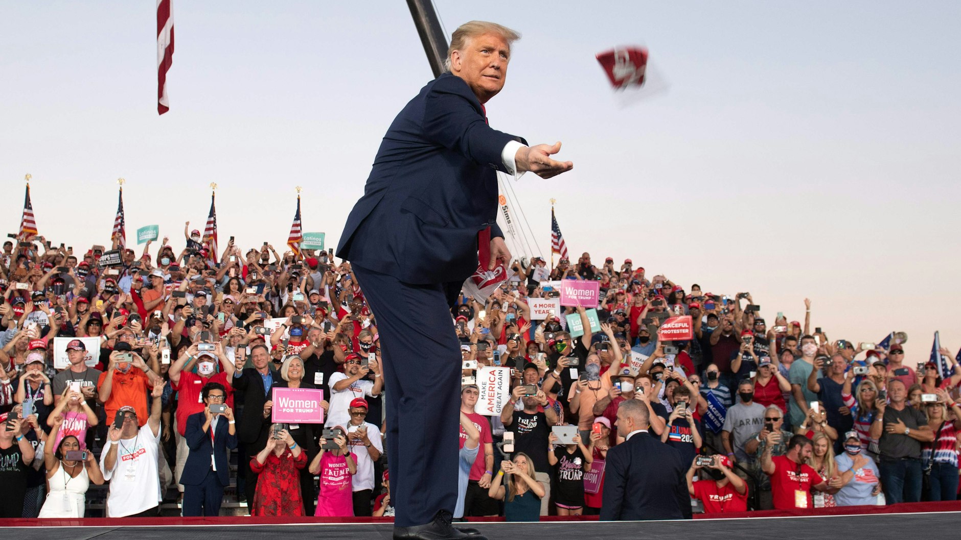 US-Präsident Donald Trump vor Anhängern bei seiner Ankunft am Flughafen Sanford in Florida am Montagabend Nur wenige seiner Fans trugen Maske.