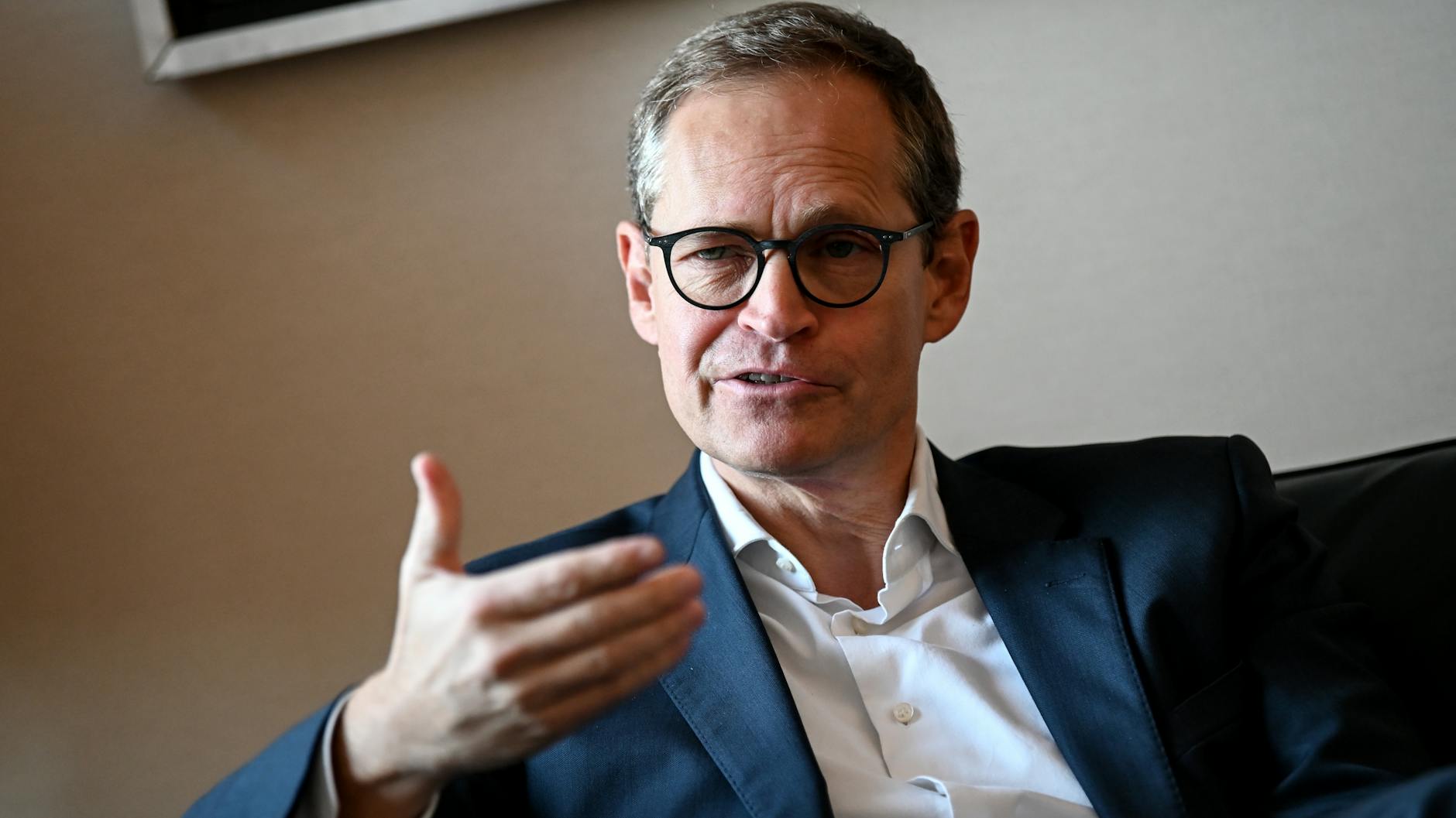 Das Flughafenprojekt habe schon vor seiner Amtszeit Schieflage gehabt, so der Regierende Bürgermeister Michael Müller im Gespräch.