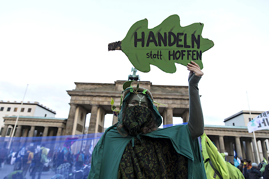 Eine Klimaschutz-Aktivistin am Brandenburger Tor in Berlin<br>