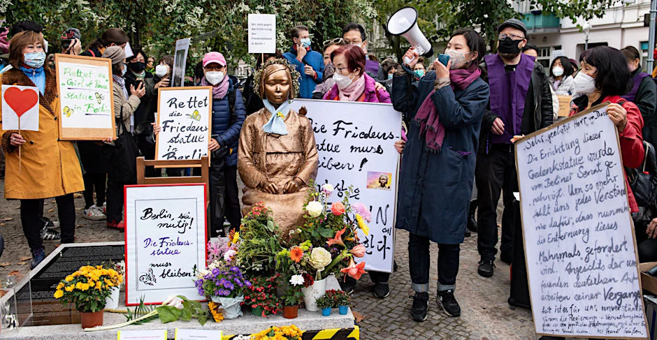 Vertreterinnen des Korea-Verbandes protestieren an der „Friedensstatue“ in Moabit am 13. Oktober 2020 gegen die Entfernung eines koreanischen Denkmals, das an die Gräueltaten der Japaner während des Zweiten Weltkriegs gemahnt.&nbsp;