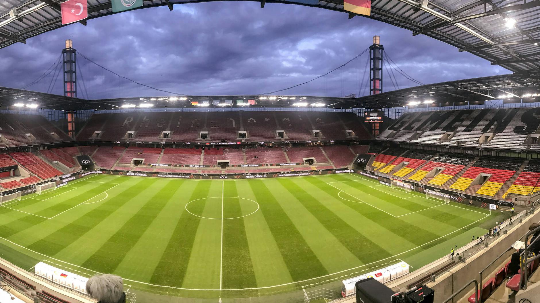 Leere Ränge wie bei den Länderspielen der deutschen Fußballnationalmannschaft in Köln drohen auch der Bundesliga.