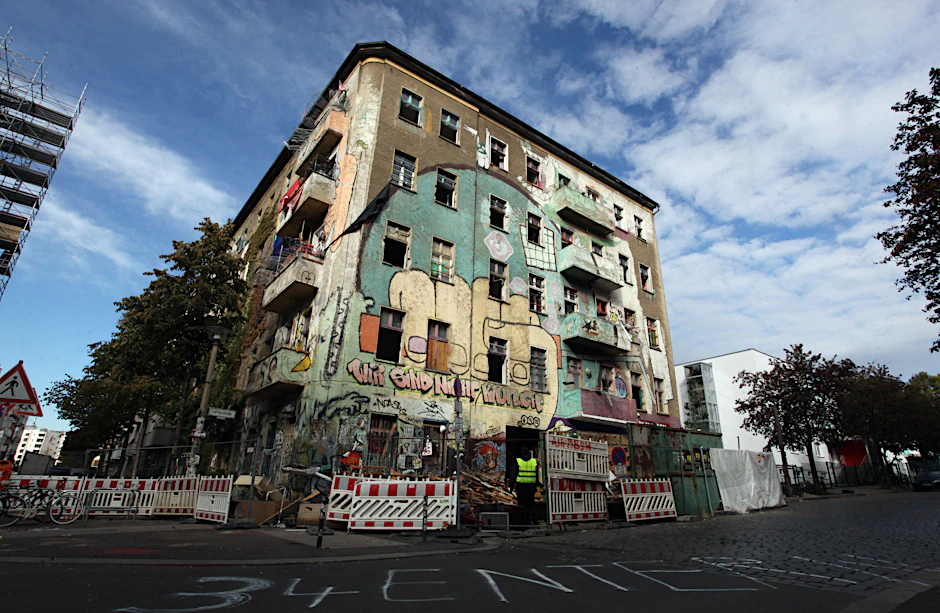 Das Haus Liebigstraße 34 wird derzeit von Bauarbeitern entrümpelt. Eine Sicherheitsfirma, die sie beschützen soll, agiert nicht gerade deeskalierend.&nbsp;<br><br>