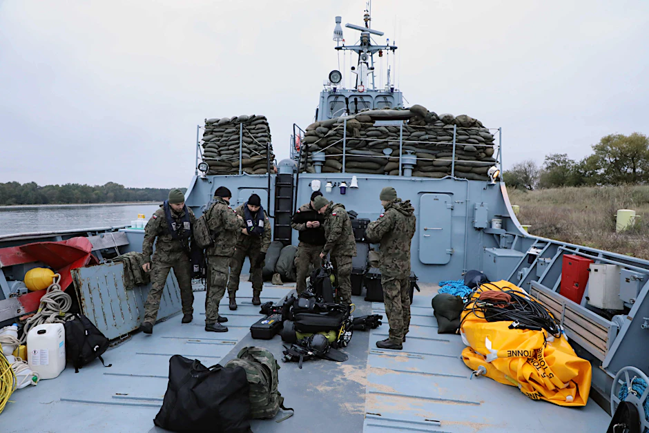 Taucher der polnischen Marine bei der Vorbereitung zur Sprengung der Weltkriegsbombe&nbsp;„Tallboy“.