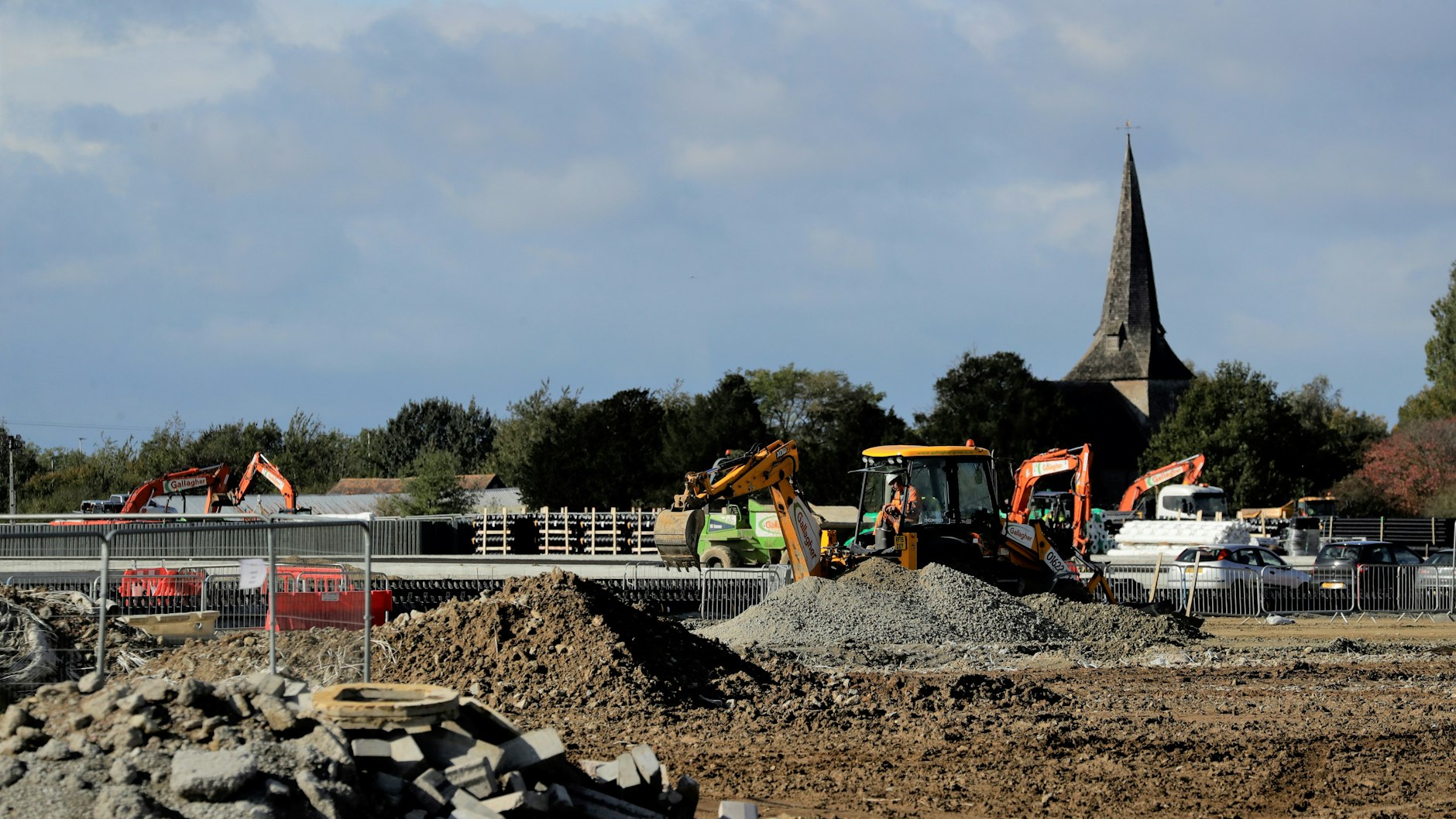 Baumaschinen wühlen bei Sevington in Kent die südenglische Landschaft um, damit Lastwagen auf die Zollabfertigung warten können.