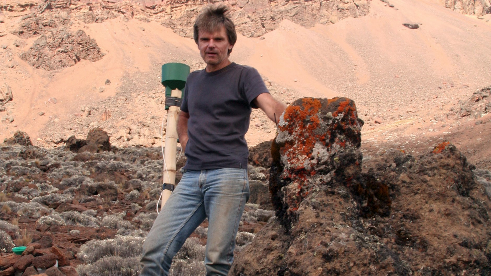 Der Bayreuther Biologe Andreas Hemp steht vor dem Mawenzi, dem zweithöchsten Berg im Kilimandscharo-Massiv.