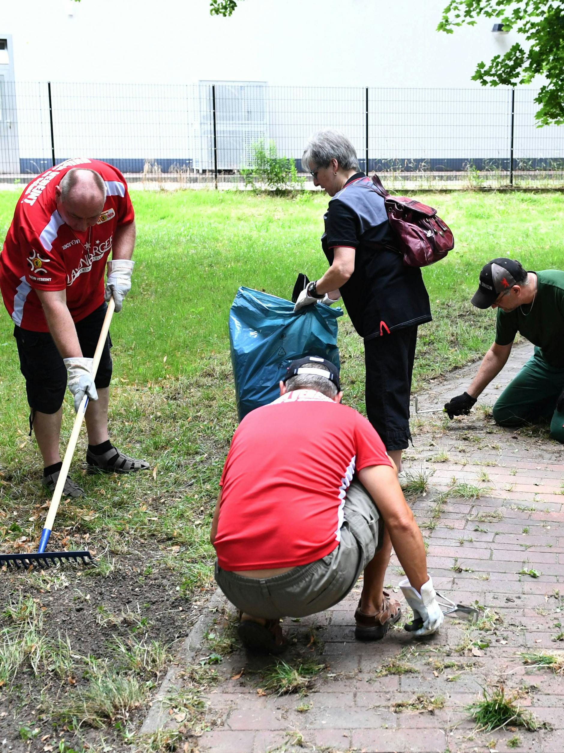 Fleißige, eiserne Hände, verschönern Wege und Strände. Wieder einmal gehen die Unionfans auf große Säuberungstur entlang der Wuhle. 