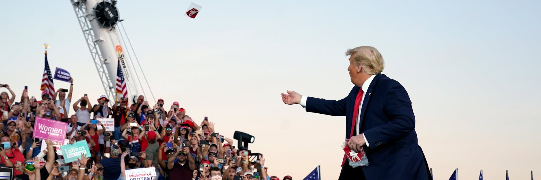 Donald Trump wirft Masken in sein Publikum in Florida.