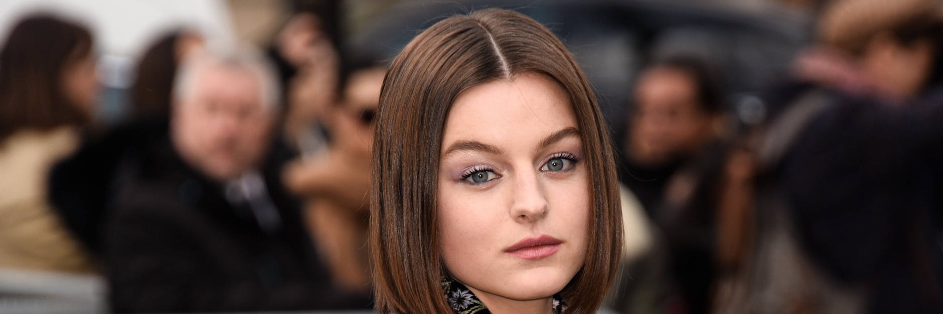 Emma Corrin auf der Fashion Week in Paris im März diesen Jahres. 