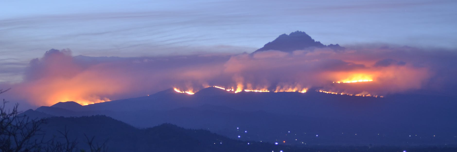 Weithin sichtbar sind die Rauchwolken eines Feuers auf dem Kilimandscharo. 