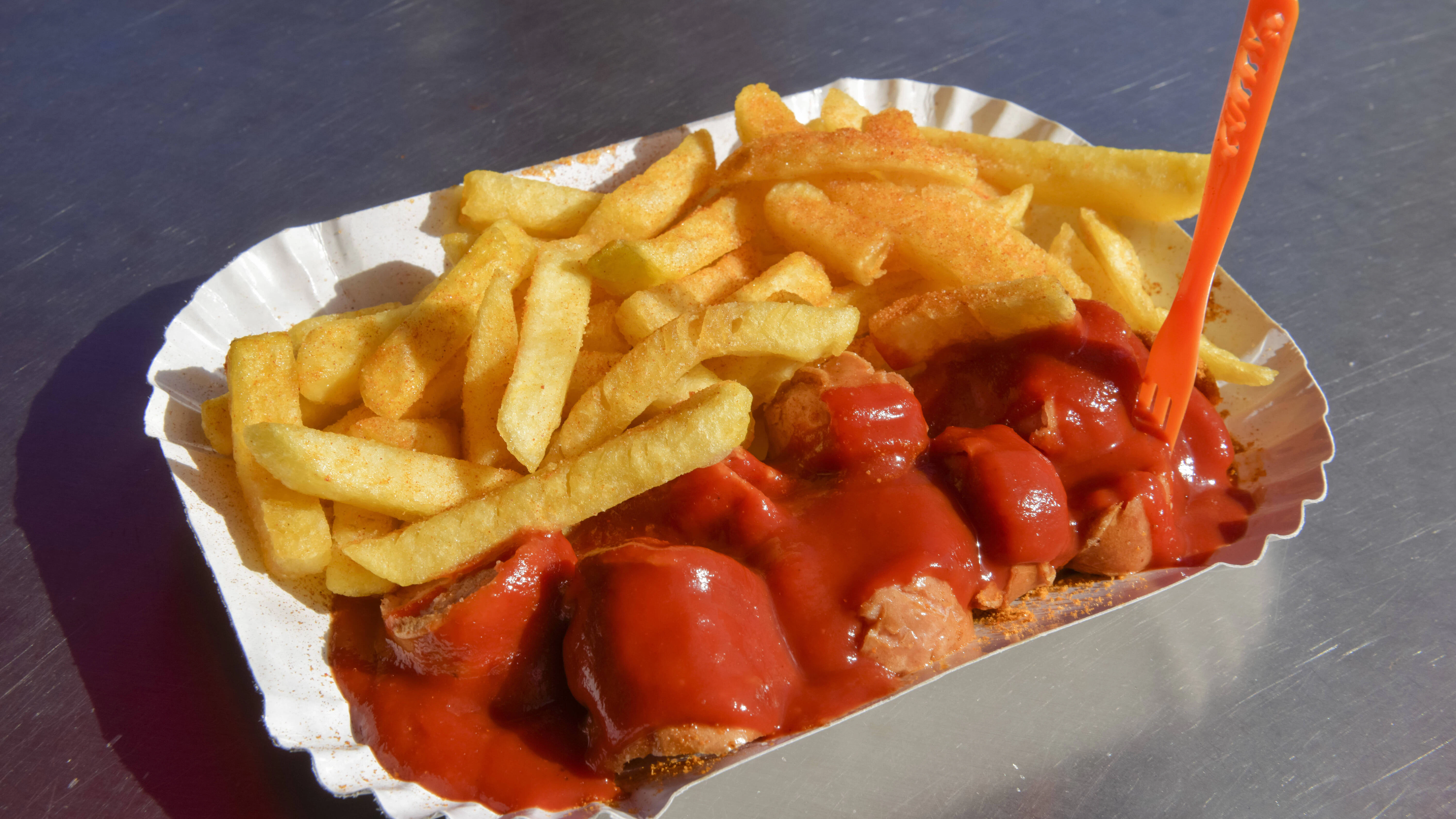 Eine Curry mit Ketchup. Könnte teurer werden, falls der Imbiss die Tomaten-Würzsauce aus den USA bezieht ...