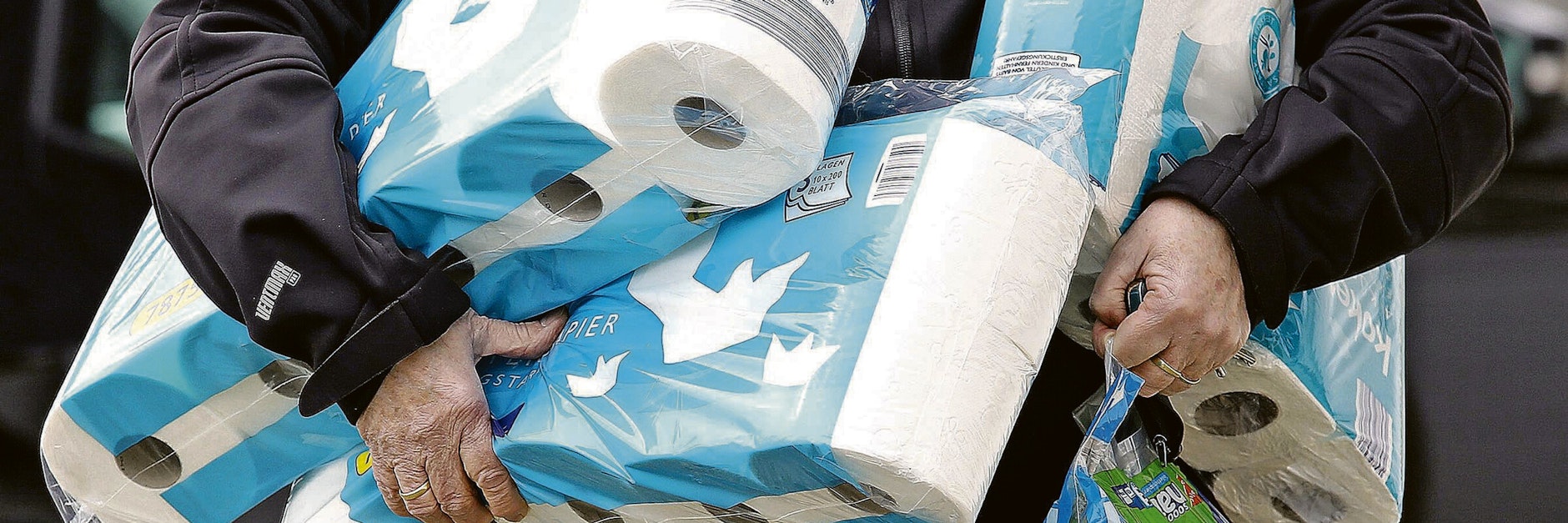 Mehr als ein Paket. Der Verkauf von Klopapier nimmt mit steigenden Corona-Zahlen wieder zu. Foto: Rene Traut +++ dpa-Bildfunk +++