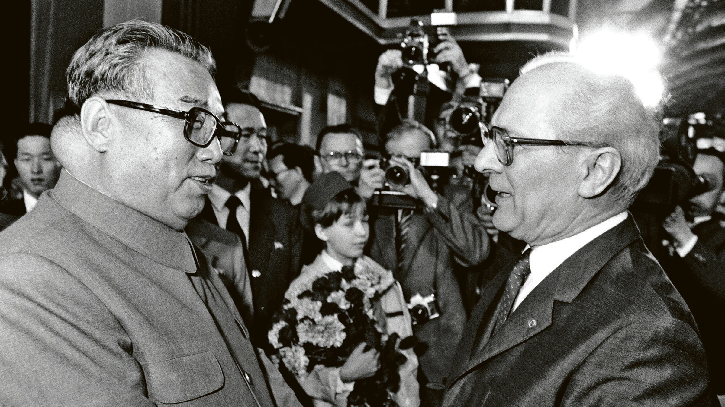 Erich Honecker, Staats- und Parteichef der DDR, begrüßt im Juni 1984 auf dem Ostbahnhof den Staatschef von Nordkorea, Kim Il Sung.
