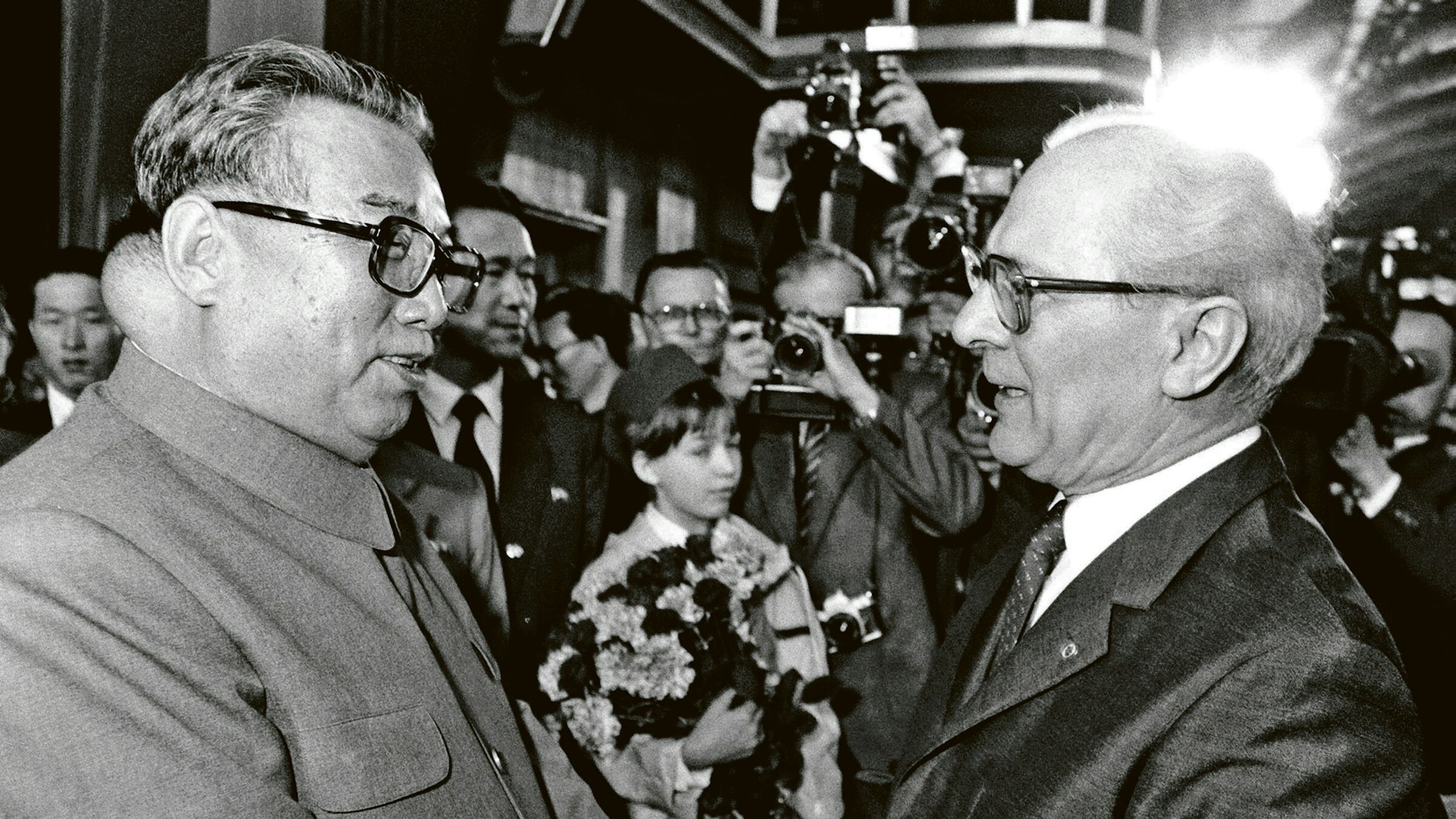 Erich Honecker, Staats- und Parteichef der DDR, begrüßt im Juni 1984 auf dem Ostbahnhof den Staatschef von Nordkorea, Kim Il Sung.