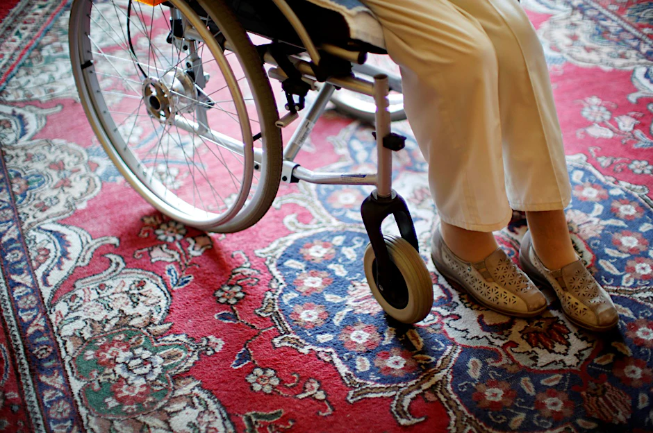 Eine 97-Jährige in ihrem Rollstuhl.&nbsp;Viele Pflegebedürftige trinken zu wenig und müssen regelmäßig dazu ermuntert werden. Das passiert aber nicht immer.