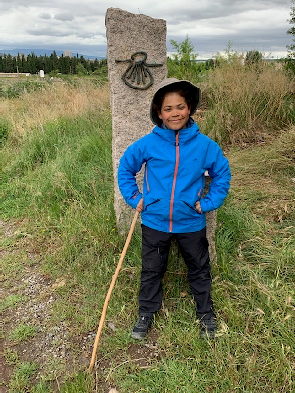 Nelson Friedrich (11) auf dem Jakobsweg - neben ihm sein Stock Richard.