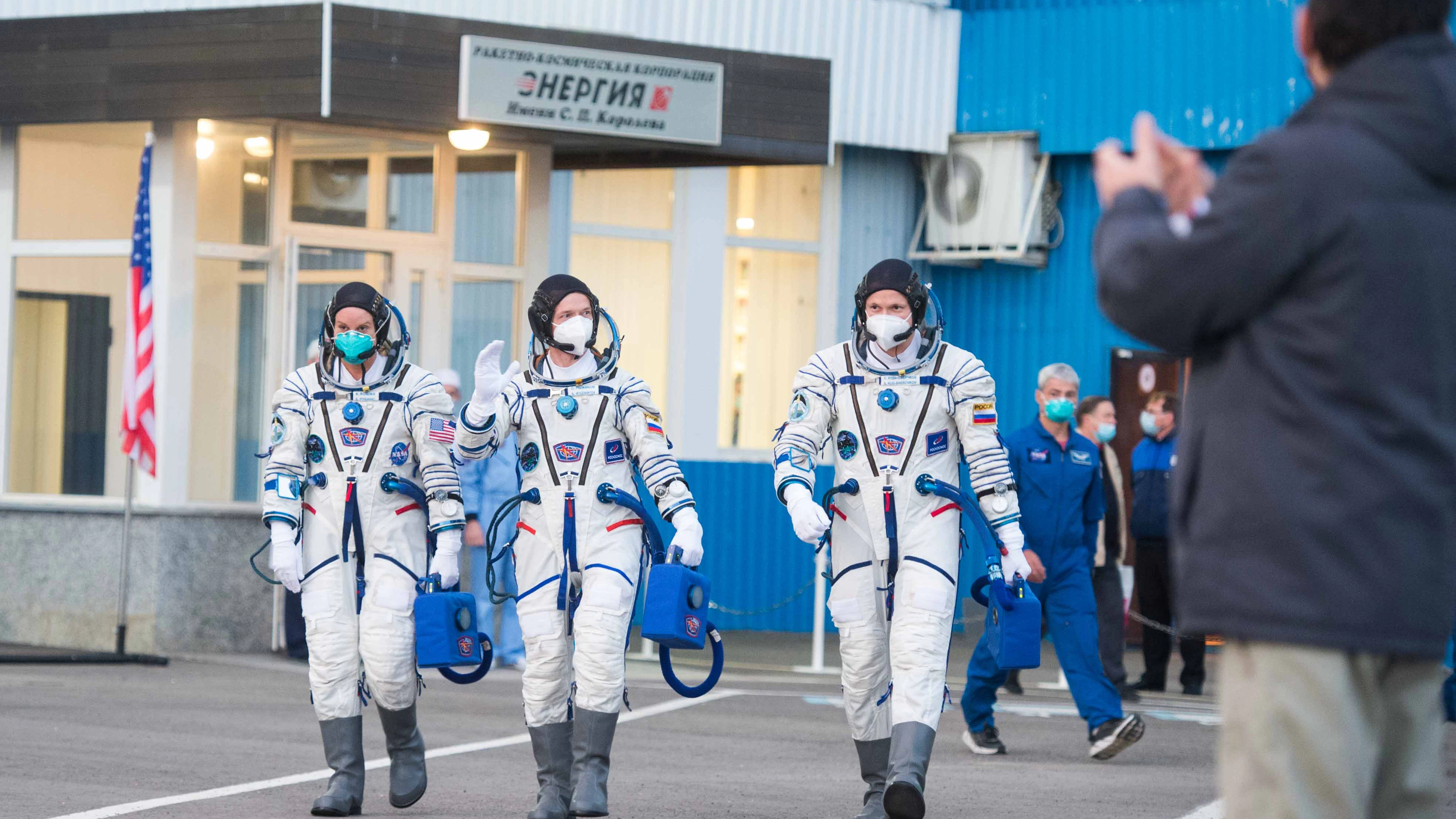Nasa-Astronautin Kathleen Rubins und ihre russischen Kollegen Sergej Ryschikow und Sergej Kud-Swertschkow.