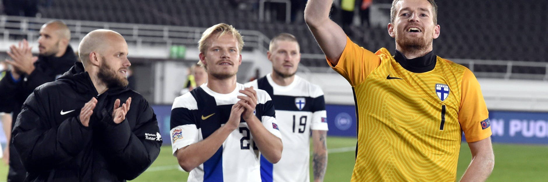 Teemu Pukki, Joel Pohjanpalo and Torwart Lukas Hradecky (v.l) feiern en finnischen 1:0-Erfolg gegen Irland.