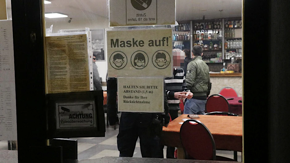 Als die Beamten in dem Café nach 23 Uhr eintrafen, spielten die Gäste noch Karten, tranken und rauchten. Die Anwesenheitsliste war unvollständig.