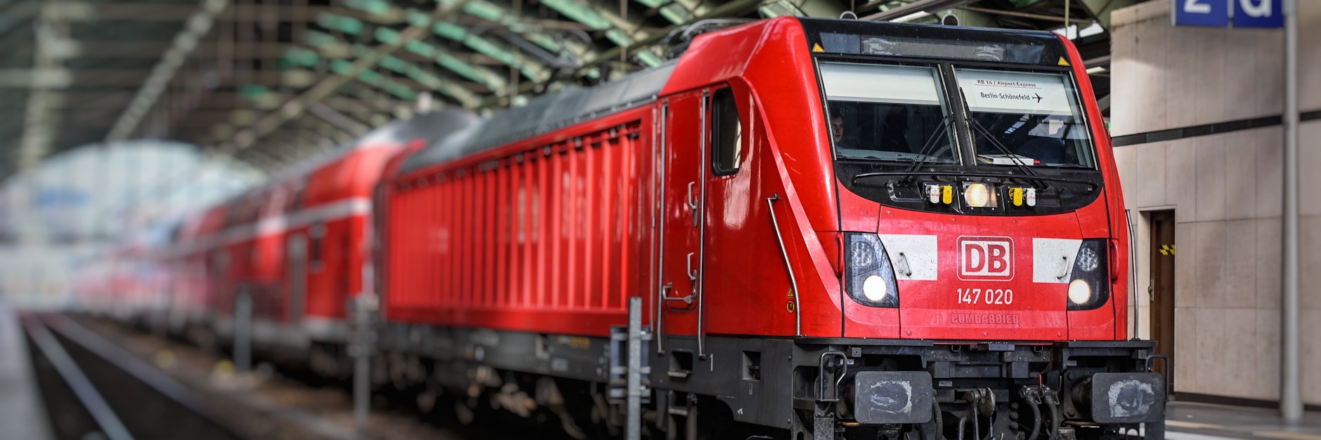 Noch stoppen sie - hier ein Regionalexpress der Deutschen Bahn (DB) im Berliner Ostbahnhof. Doch vom 13. Dezember fahren viele Züge dort durch.