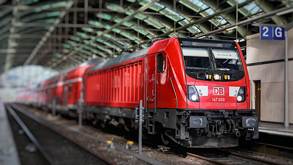 Noch stoppen sie - hier ein Regionalexpress der Deutschen Bahn (DB) im Berliner Ostbahnhof. Doch vom 13. Dezember fahren viele Züge dort durch.