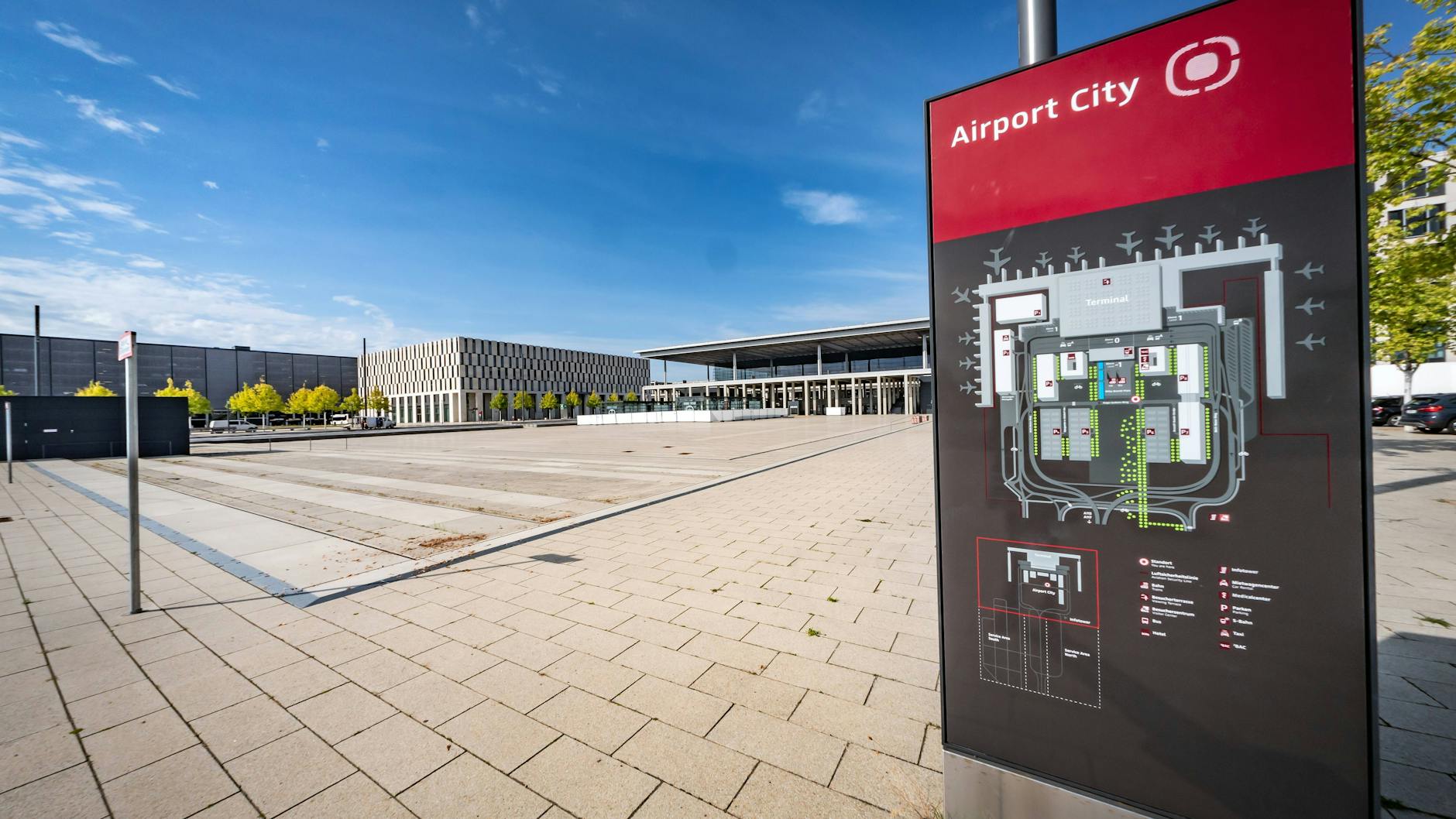 Der Willy-Brandt-Platz in Schönefeld: Anders als in Tegel gibt es vor dem Flughafen BER viel Platz für Fußgänger.