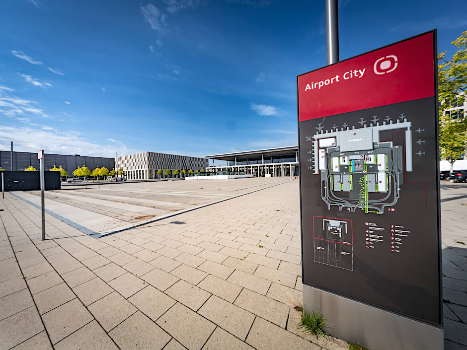 Der Willy-Brandt-Platz in Schönefeld: Anders als in Tegel gibt es vor dem Flughafen BER viel Platz für Fußgänger.