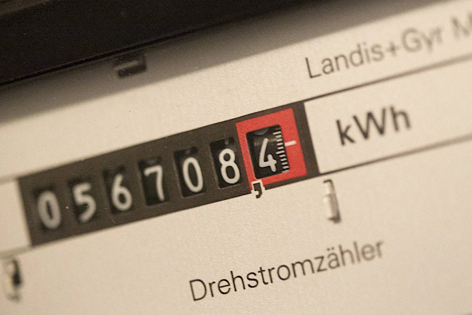 Ein Stromzähler in einer Wohnung. Für Bezieher von Hartz IV lohnt sich nach einem Gerichtsurteil der Wechsel des Anbieters nicht mehr.