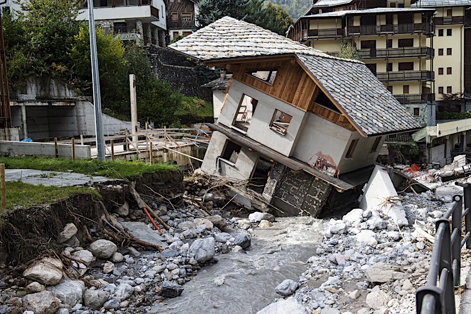 Ein zerstörtes Haus steht im italienischen Limone Piemonte nach Unwettern in einem Graben. <br>
