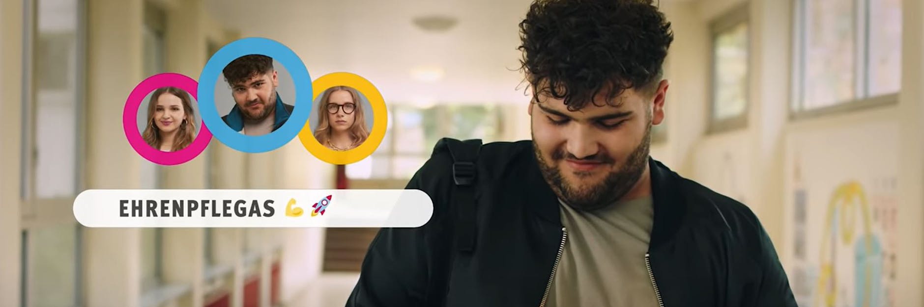 Danilo Kamperidis als „Boris“ in einer Szene der Miniserie Ehrenpflegas. 