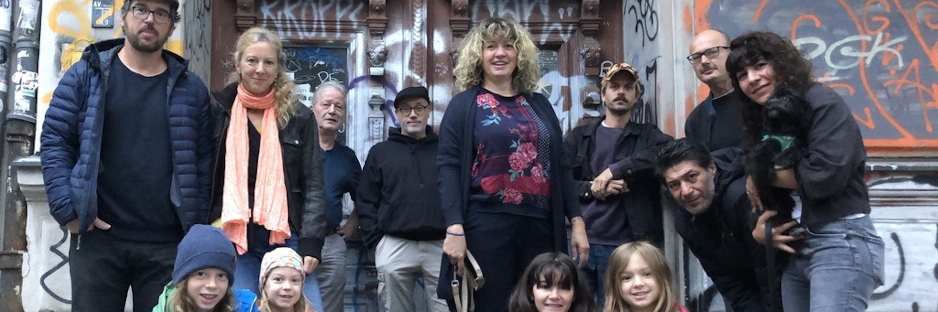 Haben sich zusammengetan, um ihr Haus vor dem Verkauf an einen Investor zu retten: die Bewohner der Taborstraße 3, in der Mitte Nicole Kieslich mit ihrem Beagle.