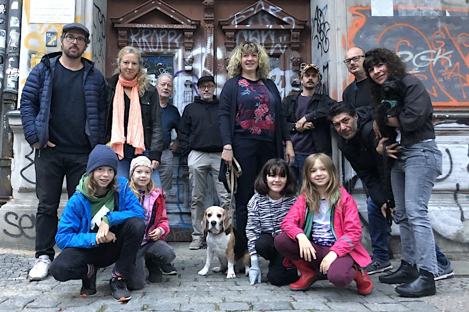 Haben sich zusammengetan, um ihr Haus vor dem Verkauf an einen Investor zu retten: die Bewohner der Taborstraße 3, in der Mitte Nicole Kieslich mit ihrem Beagle.