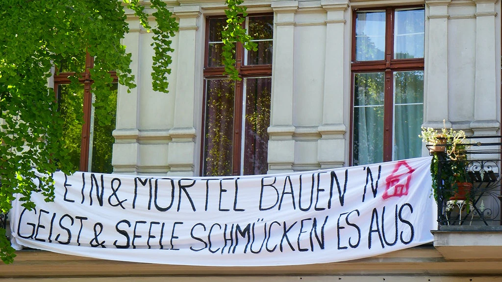 Unbequem sein: Aus den Fenstern der Taborstraße 3 hängt ein Transparent gegen den bevorstehenden Verkauf.