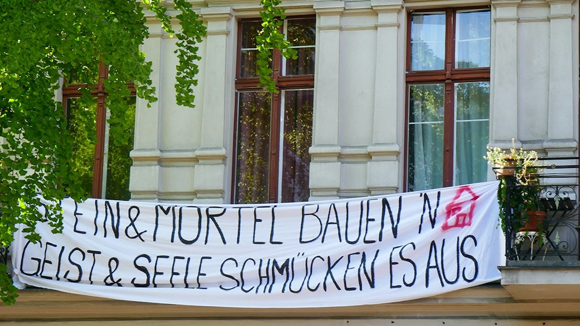 Unbequem sein: Aus den Fenstern der Taborstraße 3 hängt ein Transparent gegen den bevorstehenden Verkauf.