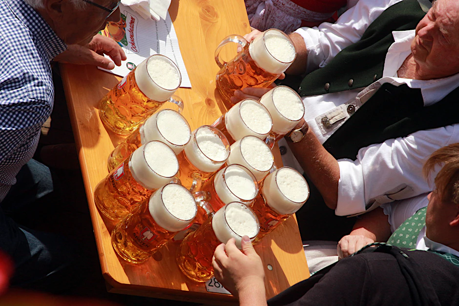 Beim Oktoberfest wird das Bier aus Maßkrügen getrunken.