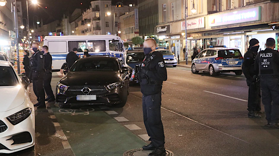 Ein Polizeibeamter und ein Passant sind um ein Haar von einem Mercedes überfahren worden. Der Raser wurde festgenommen.