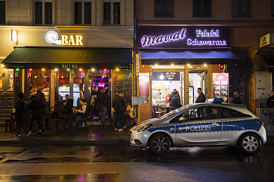 Noch ist diese Neuköllner Bar gefüllt, doch hohe Corona-Zahlen und Sperrstunde setzten der Kneipenszene im Szene-Bezirk schwer zu.