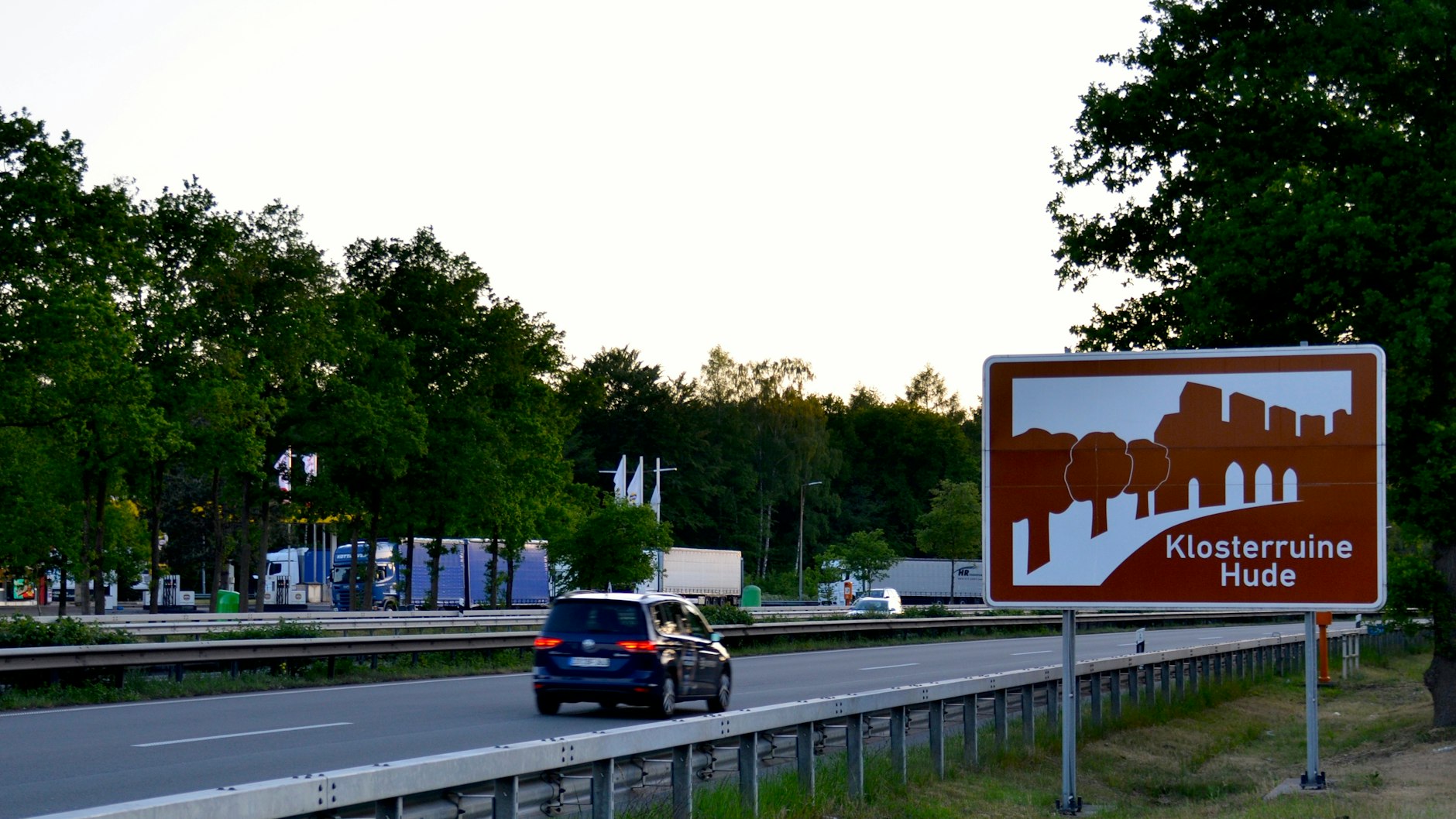 Diese Tafel verweist auf die Klosterruine Hude im Landkreis Oldenburg.