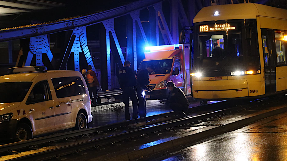 Einsatzkräfte von Polizei und Feuerwehr in der Nacht zu Donnerstag am Einsatzort auf der Bösebrücke.<br>