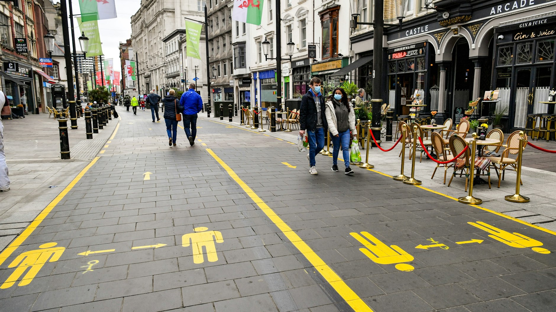 Das könnte ein Vorbild für Deutschland sein: In der walisischen Stadt Cardiff regeln gelbe Markierungen die Bewegung der Fußgänger. Natürlich gilt Linksverkehr ... 