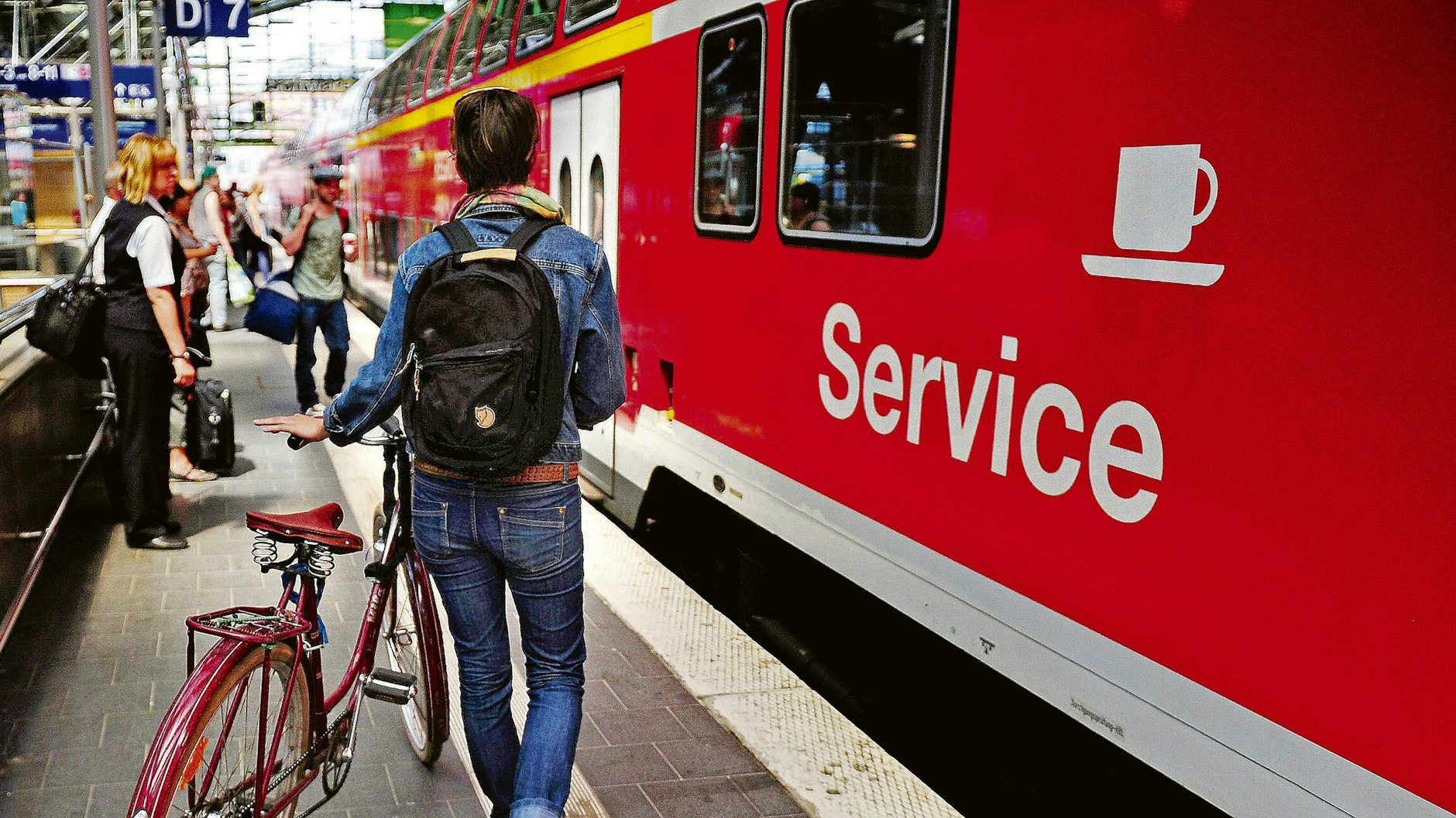 Noch stoppen sie - hier ein Regionalexpress der Deutschen Bahn (DB) im Berliner Ostbahnhof. Doch vom 13. Dezember fahren viele Züge dort durch.