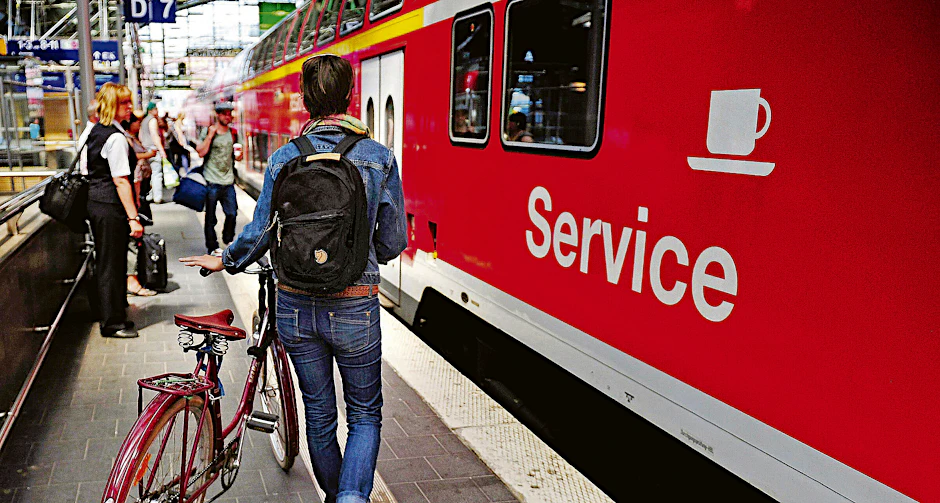 Noch stoppen sie - hier ein Regionalexpress der Deutschen Bahn (DB) im Berliner Ostbahnhof. Doch vom 13. Dezember fahren viele Züge dort durch.