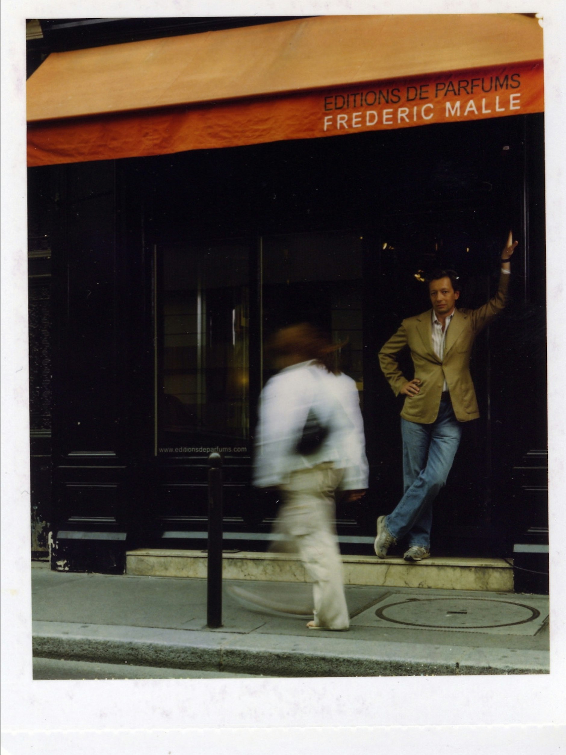 Paris anno 2000: Malle vor seiner ersten Boutique in 37 rue de Grenelle.