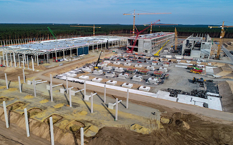 Tesla-Chef Elon Musk will sein neues Werk in Grünheide so schnell wie möglich fertig bauen. Doch jetzt hat der Wasserverband Strausberg-Erkner dem US-Amerikaner erst mal das Wasser abgestellt.