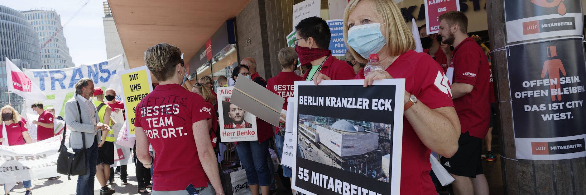 Protest gegen die Schließung der Karstadt Sports Filiale in Charlottenburg. 